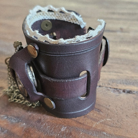 Bracelet-montre steampunk – Modèle “Lune” en cuir | Esprit astral & artisanale