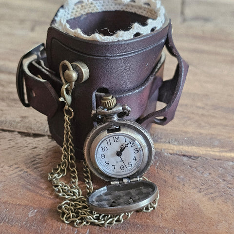 Bracelet-montre steampunk – Modèle “Lune” en cuir | Esprit astral & artisanale