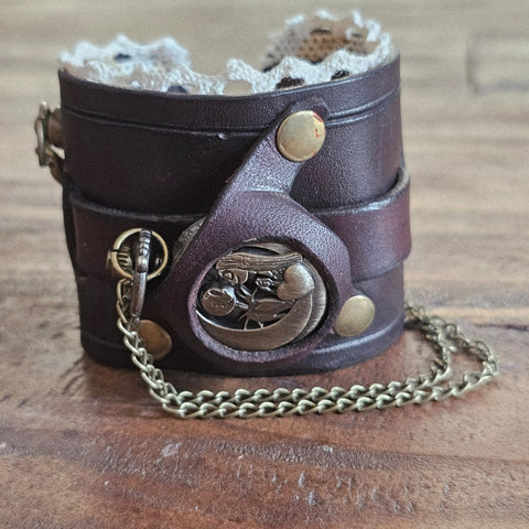 Bracelet-montre steampunk – Modèle “Lune” en cuir | Esprit astral & artisanale