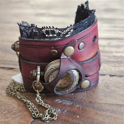 Bracelet-montre en cuir – Duchesse Rouge | Style baroque steampun