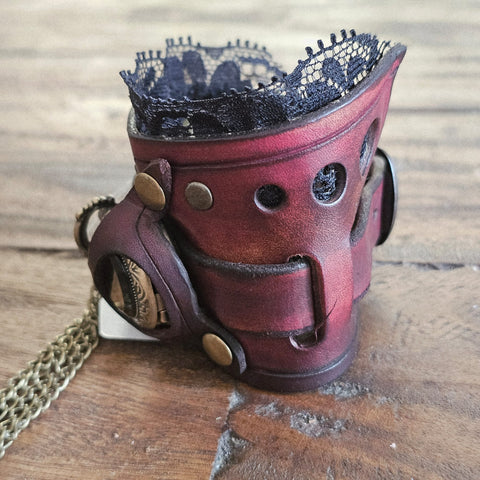 Bracelet-montre en cuir – Duchesse Rouge | Style baroque steampun