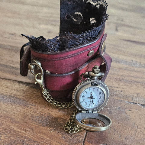 Bracelet-montre en cuir – Duchesse Rouge | Style baroque steampun