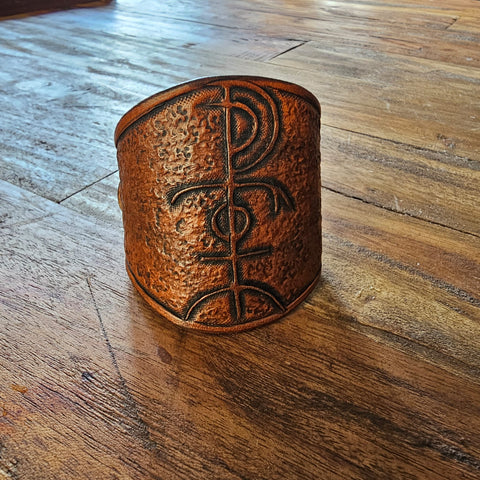 Bracelet en cuir repoussé – Esprit de Freyja | Mythologie nordique & féminin sacré