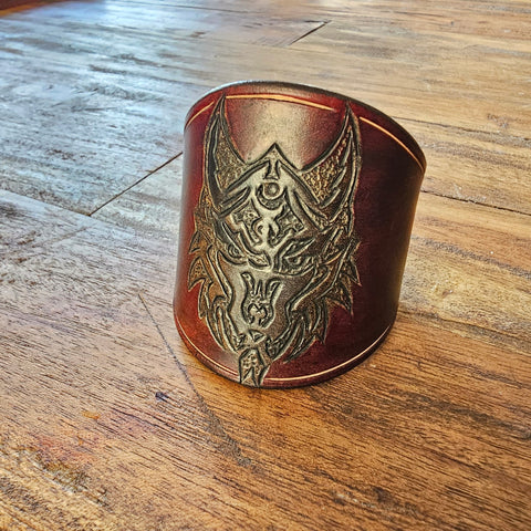 Bracelet en cuir repoussé – Tête de loup runique | Style viking & animal totem