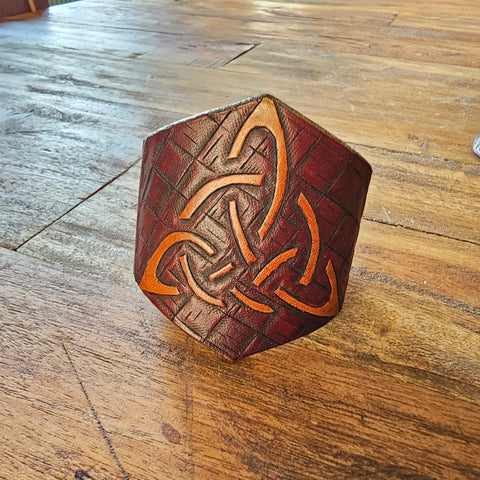 Bracelet en cuir repoussé – Symbole Triquetra | Bijou celtique ésotérique fait main