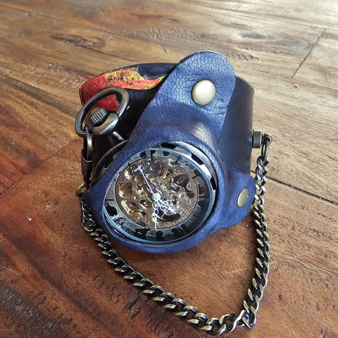 Bracelet-montre cuir repoussé – Flamme & Crâne | Steampunk dark & sculpture artisanale