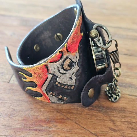 Bracelet-montre cuir repoussé – Flamme & Crâne | Steampunk dark & sculpture artisanale
