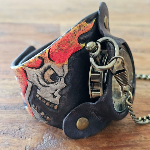 Bracelet-montre cuir repoussé – Flamme & Crâne | Steampunk dark & sculpture artisanale