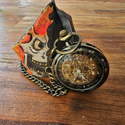 Bracelet-montre cuir repoussé – Flamme & Crâne | Steampunk dark & sculpture artisanale