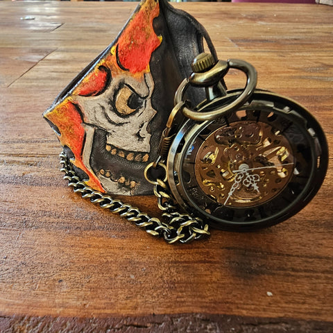 Bracelet-montre cuir repoussé – Flamme & Crâne | Steampunk dark & sculpture artisanale
