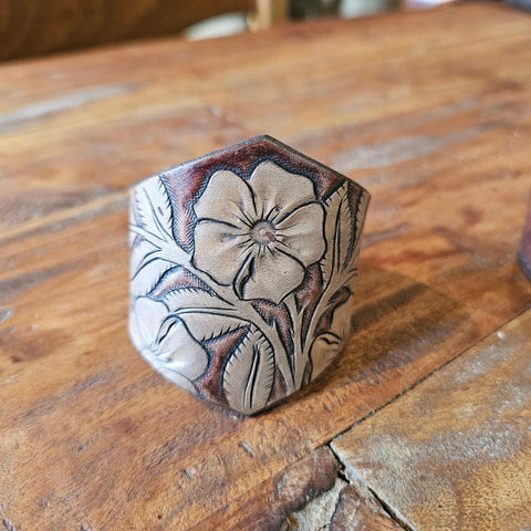 Bracelet en cuir repoussé – Fleur capucine | Accessoire bohème fait main steampunk médiéval fait main | Atelier AnJo