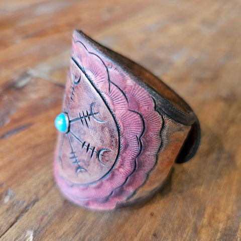 Bracelet en cuir repoussé – Symbole de protection nordique | Viking & ésotérisme steampunk médiéval fait main | Atelier AnJo