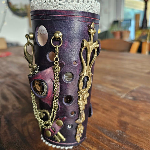Brassard steampunk en cuir avec montre à pile et serrure – Taille ajustable steampunk médiéval fait main | Atelier AnJo