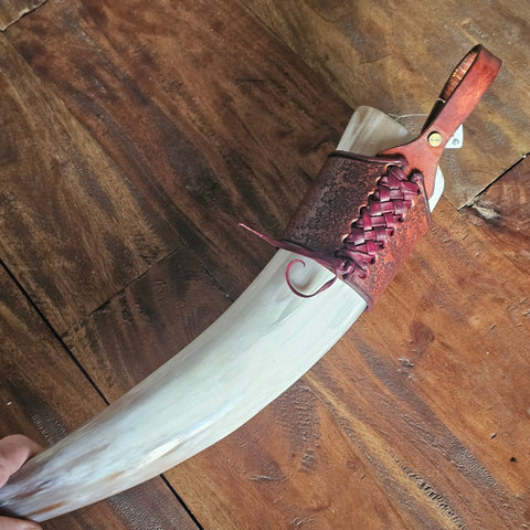 Corne à boire viking traditionnelle – Cuir repoussé style celtique steampunk médiéval fait main | Atelier AnJo