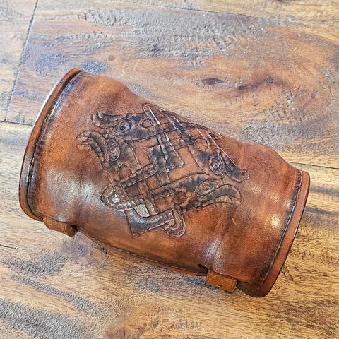 Manchette médiéval en cuir véritable repoussé.