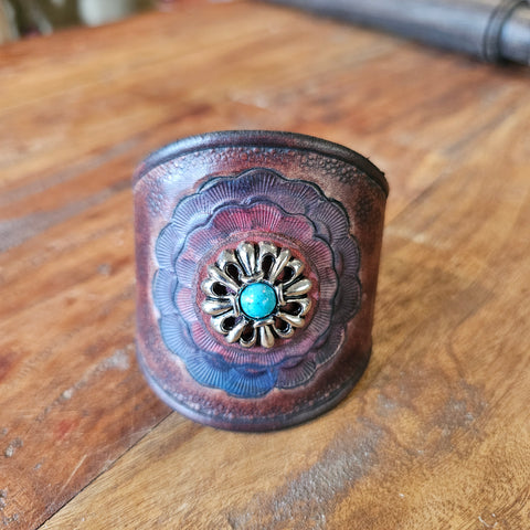 Bracelet en cuir repoussé – Fleur solaire & turquoise | Bijou artisanal ésotérique