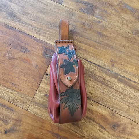 Bourse médiévale en cuir – Feuilles d’érable repoussées à la main – Accessoire GN & steampunk