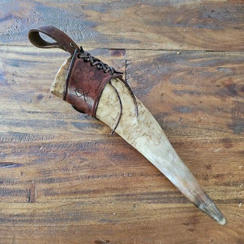 Corne à boire viking et son attache ceinture