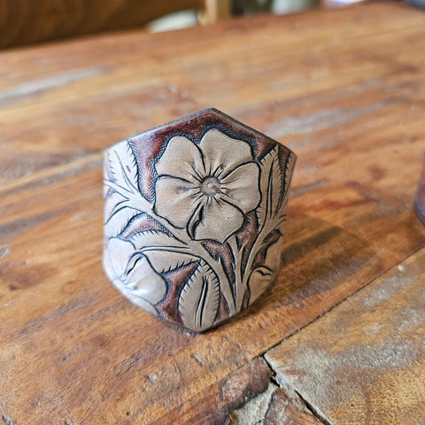 Bracelet en cuir repoussé – Fleur capucine | Accessoire bohème fait main