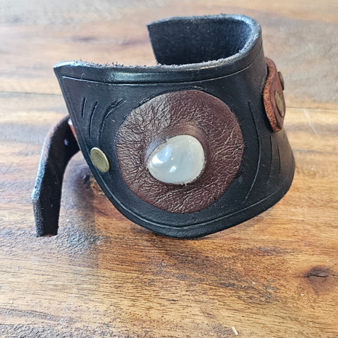 Bracelet en cuir certie d’une pierre de quartz