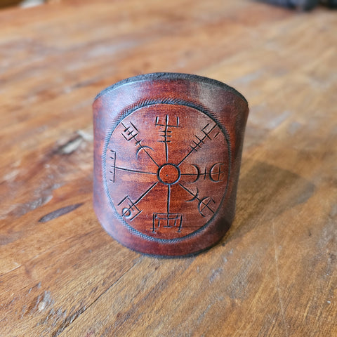 Bracelet manchette en cuir repoussé – Vegvisir viking