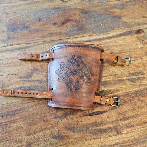 Manchette médiéval en cuir véritable repoussé.