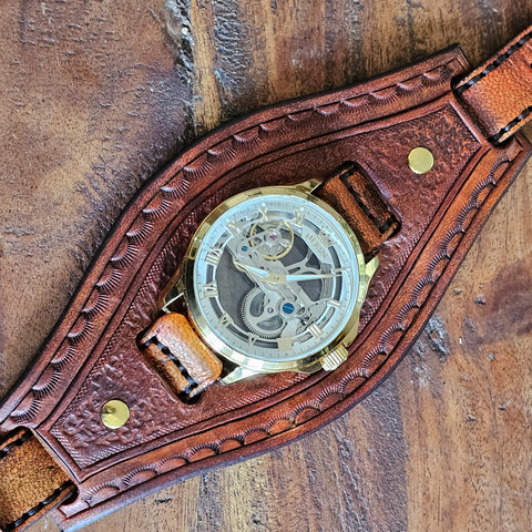 Bracelet montre steampunk en cuir véritable.