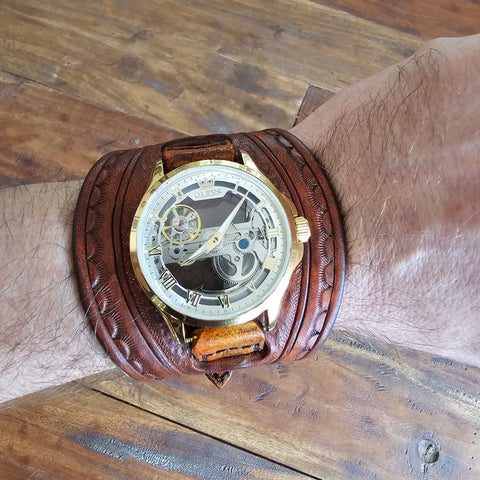Bracelet montre steampunk en cuir véritable.
