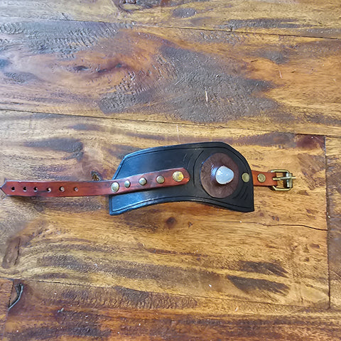 Bracelet en cuir certie d’une pierre de quartz