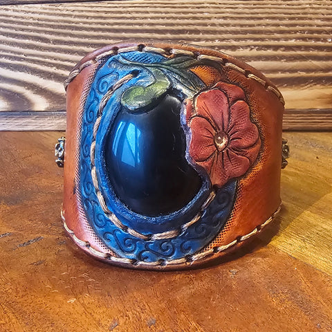 Bracelet en cuir fleur de capucine & onyx – Bijou bohème ésotérique et lithothérapie