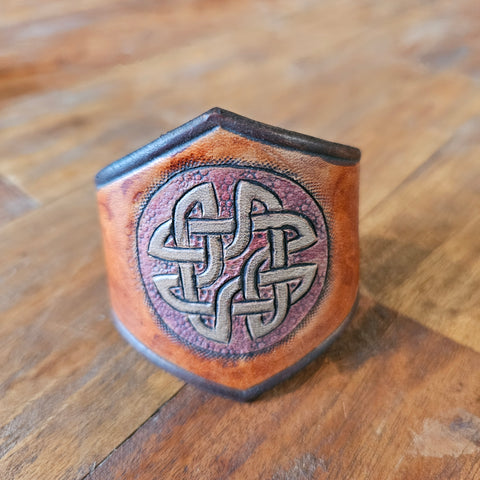 Bracelet manchette en cuir repoussé – Nœud celtique