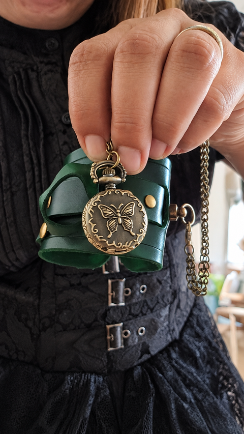 Bracelet-Montre Steampunk en Cuir Vert – Montre à Gousset Papillon