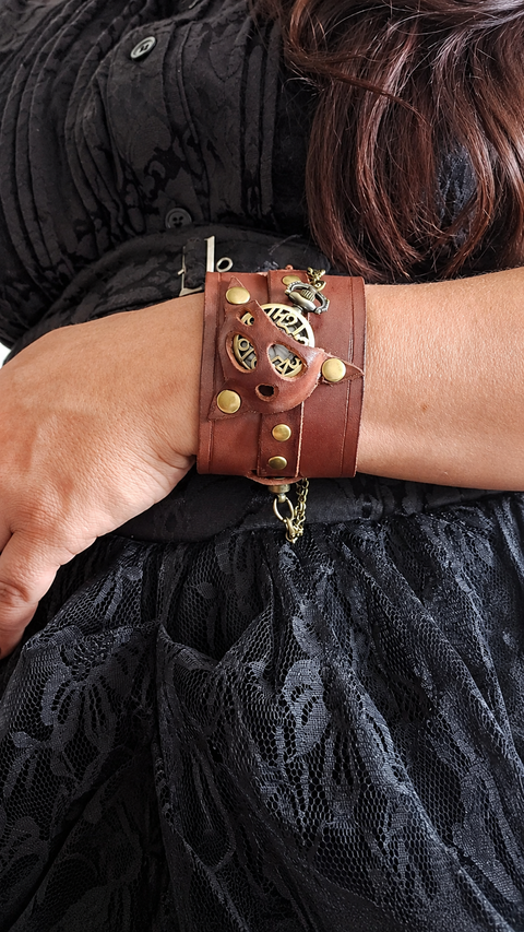 Bracelet-montre steampunk en cuir marron avec montre à gousset