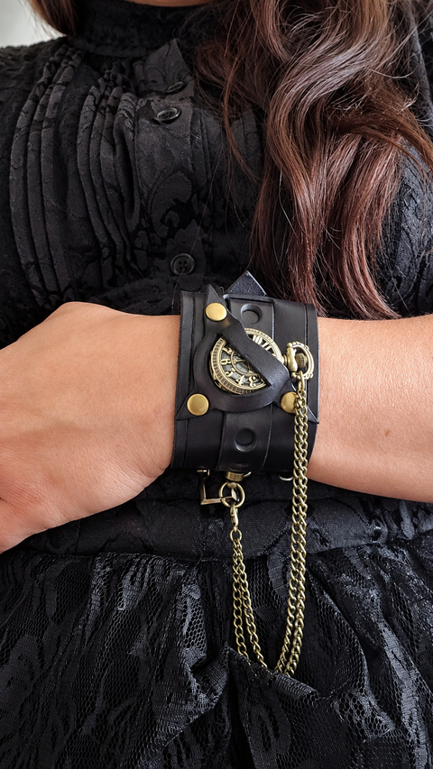 Bracelet-montre steampunk en cuir noir avec montre à gousset
