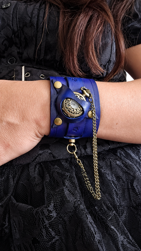 Bracelet-montre steampunk en cuir violet avec montre à gousset à pile