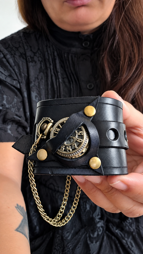 Bracelet-montre steampunk en cuir noir – Montre à gousset à chiffres ajourés