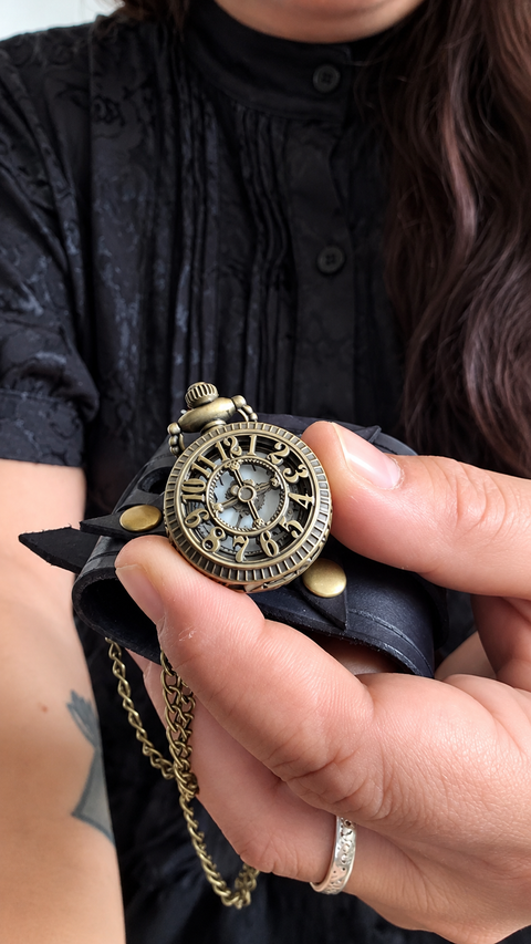 Bracelet-montre steampunk en cuir noir – Montre à gousset à chiffres ajourés