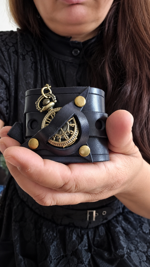 Bracelet-montre steampunk en cuir noir – Montre à gousset à chiffres ajourés