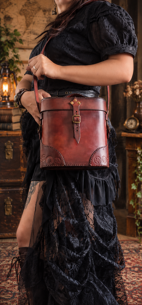 Sac en cuir steampunk fait main rouge brun avec boucle en laiton vieilli