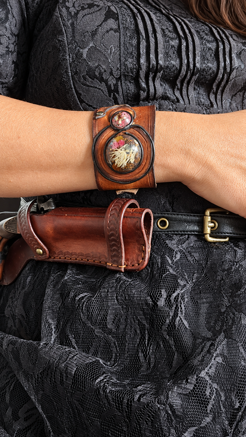 Bracelet en cuir avec cabochons en résine et fleurs séchées – pièce artisanale