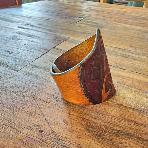 Bracelet en cuir repoussé – Symbole Triquetra | Bijou celtique ésotérique fait main