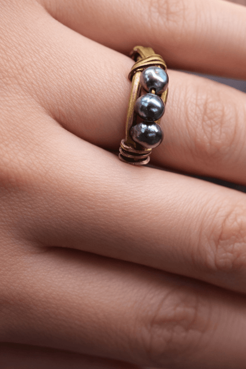 Bague artisanale en cuivre et perles noires – Taille 18 | Atelier AnJo steampunk médiéval fait main | Atelier AnJo