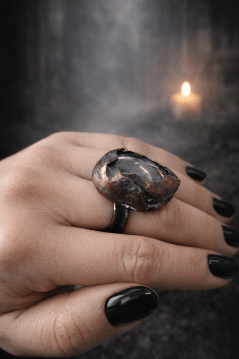 Bague artisanale en hématite – Taille 18,5 – Pièce unique | Atelier AnJo steampunk médiéval fait main | Atelier AnJo