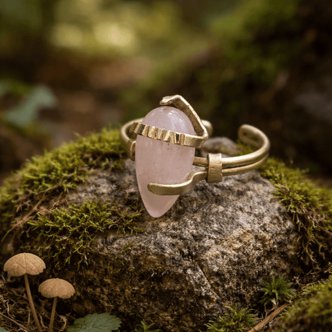 Bague artisanale en laiton et quartz rose poli – Bijou mystique et naturel steampunk médiéval fait main | Atelier AnJo
