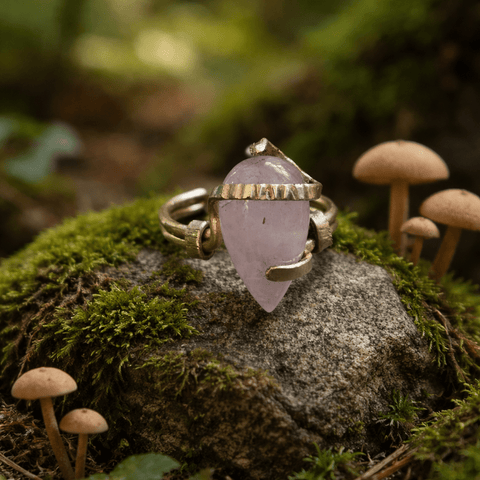 Bague artisanale en laiton et quartz rose poli – Bijou mystique et naturel steampunk médiéval fait main | Atelier AnJo