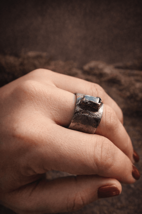 Bague artisanale en lapis lazuli – Taille réglable 18 à 20 – Pièce unique | Atelier AnJo steampunk médiéval fait main | Atelier AnJo