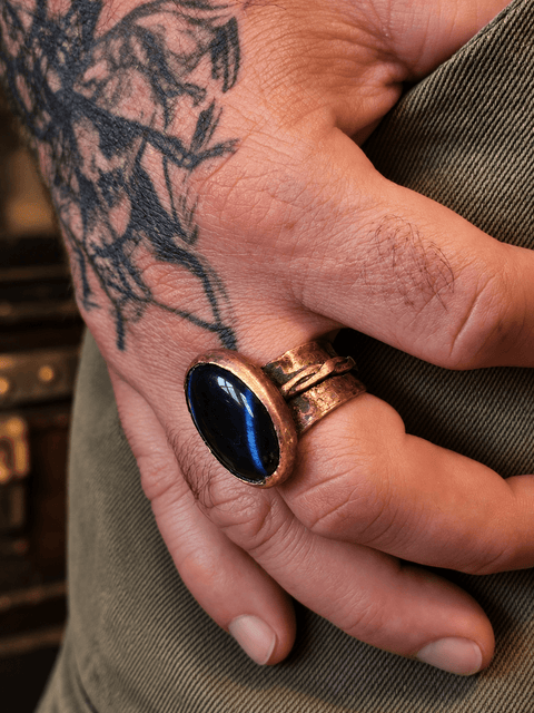 Bague en sodalite – L’Anneau du Sorcier steampunk médiéval fait main | Atelier AnJo