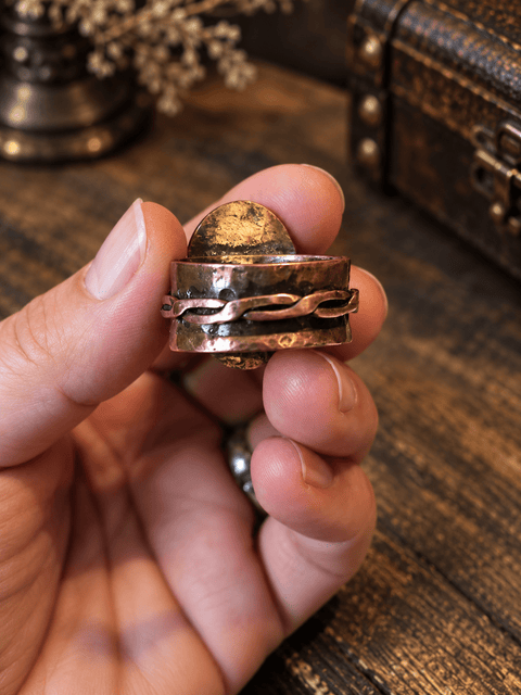 Bague en sodalite – L’Anneau du Sorcier steampunk médiéval fait main | Atelier AnJo