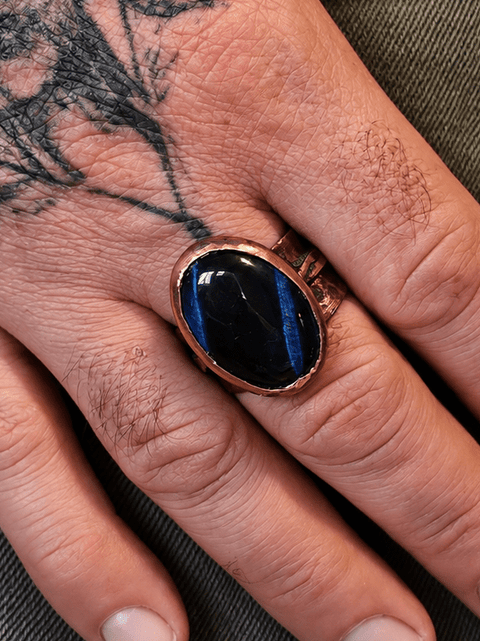 Bague en sodalite – L’Anneau du Sorcier steampunk médiéval fait main | Atelier AnJo