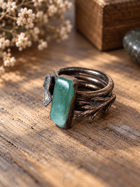 Bague en tourmaline verte – L’Esprit des sous-bois steampunk médiéval fait main | Atelier AnJo